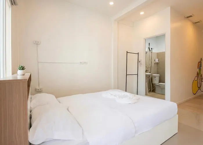 Spacious 4br Khao San Area 5 Bath Apartment